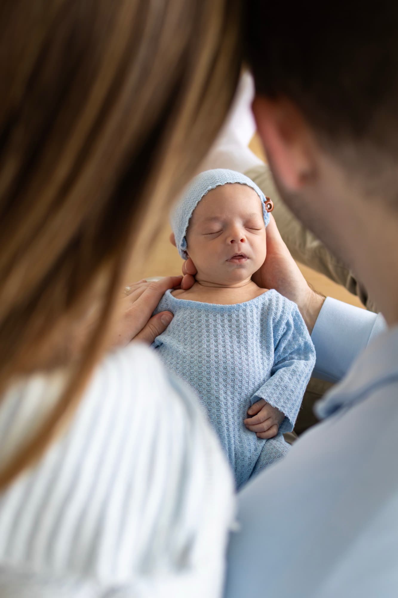 Baby sleeping between parents — newborn family portrait